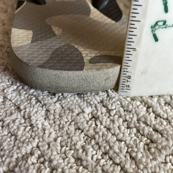 Like NEW Havaianas Gray Camo Flip Flops, Thongs, Grey Havaianas, size 6 - Picture 9 of 10